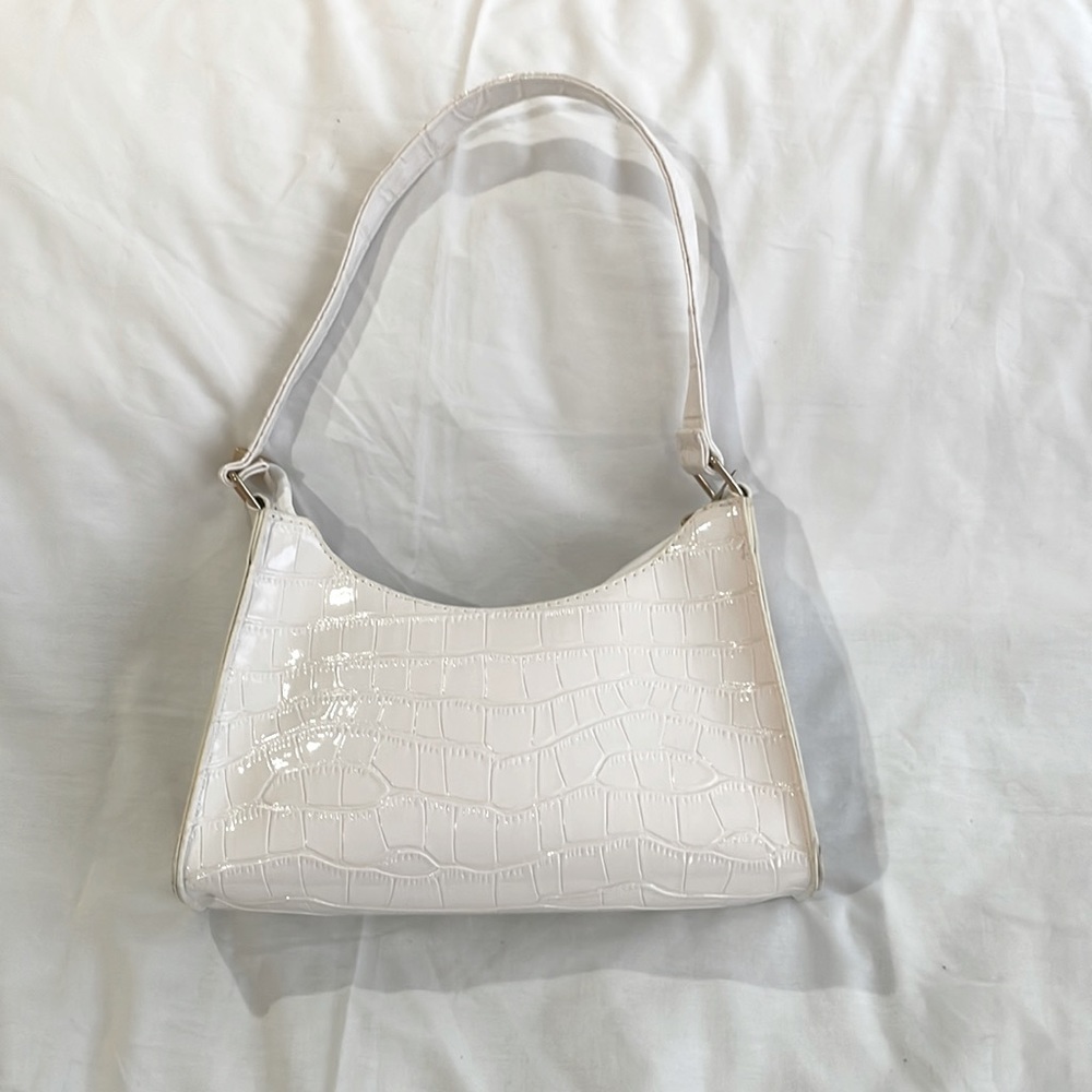 White crocodile pattern bag.